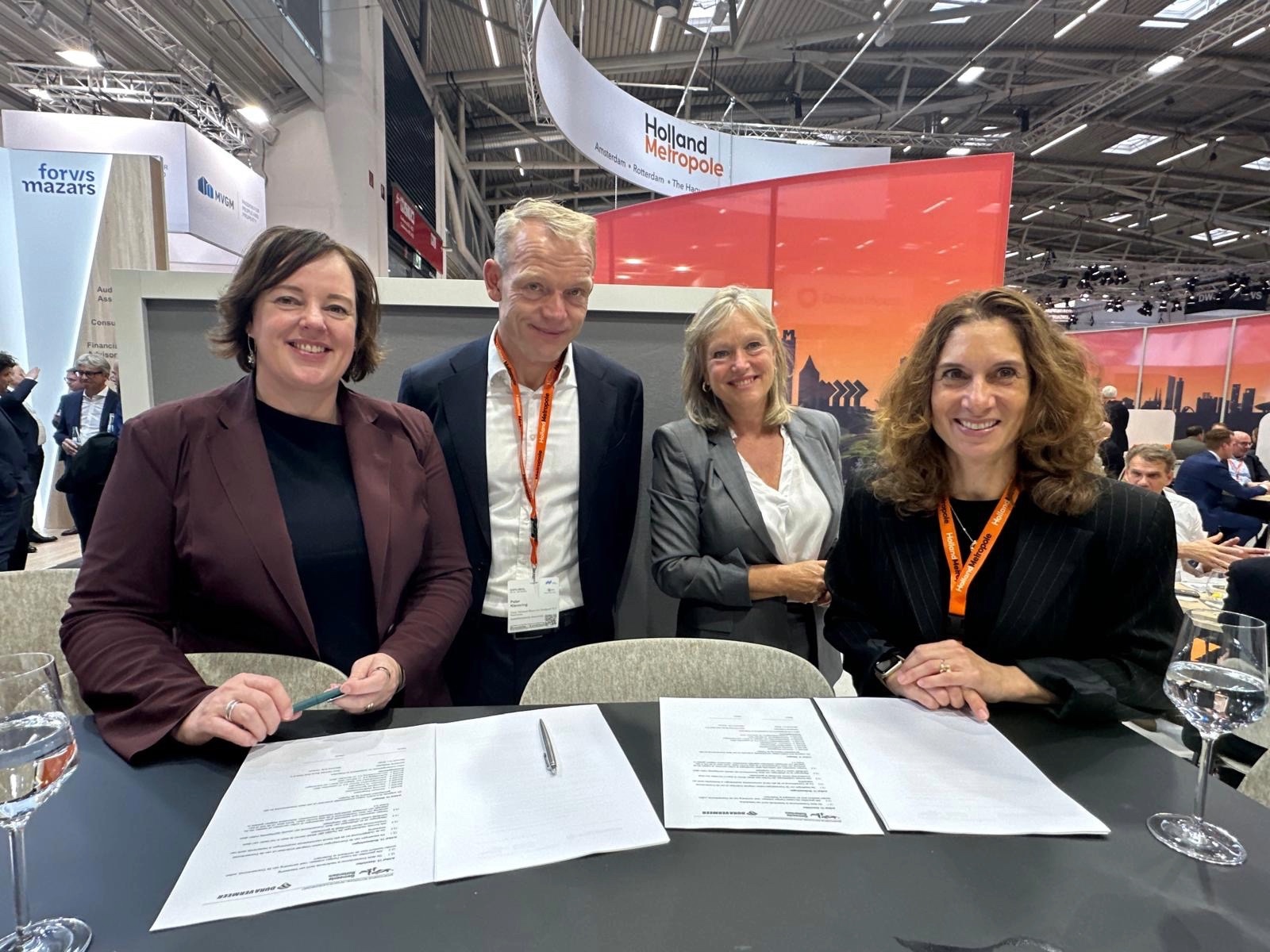 Foto_ondertekening_Dura_Vermeer_en_Gemeente.jpeg