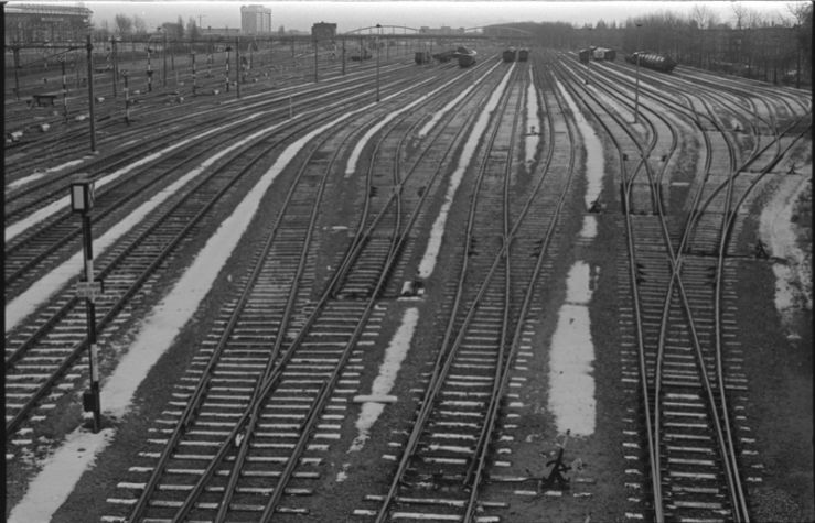 Foto uit het Stadsarchief Rotterdam. Op de foto: Het rangeerterrein Varkenoord tussen de West-Varkenoordseweg en de Olympiaweg